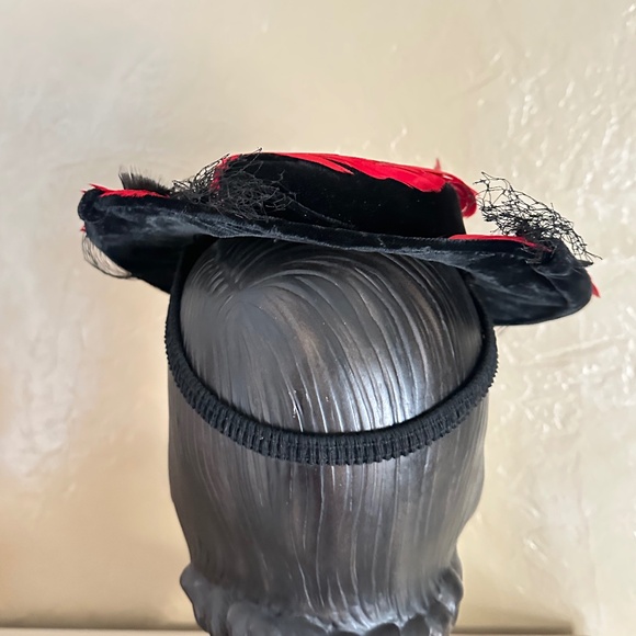 IMPOSING 1930's BLACK VELOUR TILT HAT COVERED IN RED/BLACK FEATHERS + VEIL - Picture 7 of 12
